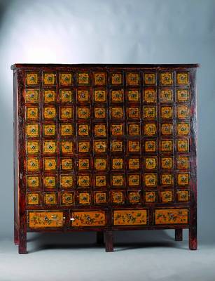 Apothekerschrank, um 1900, Tropenholz, 84 Schübe, orig. Bemalung, diese teils besch., Furniersch., Alterssch., ca. 177x177x70 cm