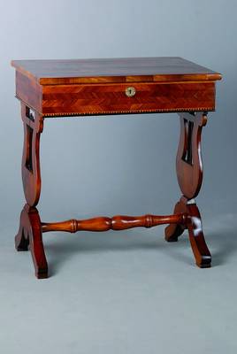 Lyratisch, um 1820/30, Nußbaum massiv und Sägefurnier, Ahornfadenintarsien, Biedermeier/ Directoire, aufklappbar, rest., l. Gebr.-Sp., ca. 78x72x47 ...