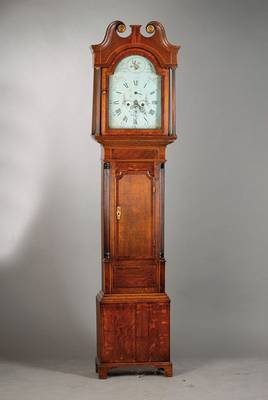 Standuhr, England, um 1780, verziertes Eichen/Mahagonigehäuse mit Bandintarsien, Sprenggiebel mit Voluten, Sockel gekürzt und spannungsrissig, ...