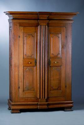 Kleiner Spätbarockschrank, Hessen/Land, um 1760/70, Eiche massiv, kompl. auf Rahmen gearb., Kassetten getreppt u. doppelt getreppt, z.T.geom. ...