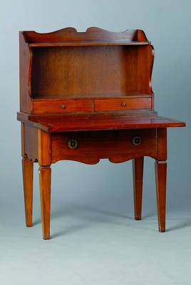 Beistellschränkchen, viktorianisch, nach dem Vorbild v. 1860, Mahagoni, 3-schübig, Schreibteil aufklappbar, Zarge geschweift, Gebr.-Sp., ca. ...