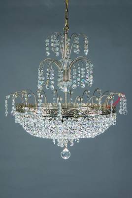 Deckenlampe, wohl Spanien, Mitte 20. Jh., Metall, mit reichem Kristallgehänge, Mittelteil in Baldachinform, 8 Brennstellen, H. 55 cm D. 50 cm, ...