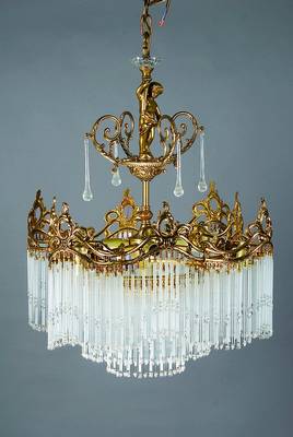 Glasstablampe in klassistischer Art der 20/30er Jahre, Spanien, Messingrondell in 3-stufiger Anordnung, 9 Brennstellen, vollständiger und ...