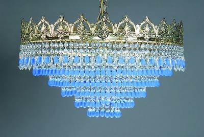 Prismenleuchter, um 1930, Weissbronzekranz mit Palmetten u. Rocaillendekor gefertigt, 5-fach getreppt, 5 Brennstellen, kompletter Behang mit blauen ...