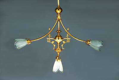 Deckenlampe, deutsch, um 1890, ursprünglich für Gasbetrieb konzipiert, drei Brennstellen, Messingstab mit zwei geschwungenen Auslegern u. ...