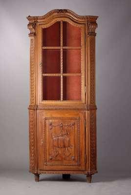Eckschrank, um 1780, Louis Seize, Nußbaum, Unterteil 1-türig, Oberteil 1-türig verglast und versprosst, reiche aufgesetzte Schnitzereien, Inlet m. ...