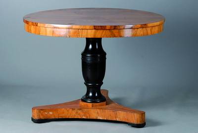 Biedermeiertisch, um 1825/35, Nußbaum/Wurzelnußfurnier, vielfach gespiegelt verlegt, Balusterschaft geschwärzt, schwundrissig, Furniersch., st. ...