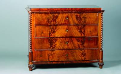 Kommode, norddeutsch, um 1830/40, Mahagoni, Pyramidenmahagoni furniert, 4-schübig, Lisene n m. gedrehten 3/4 Säulen, abgerundete Ecken, l. ...