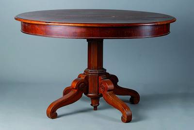 Ovaler Ausziehtisch, deutsch, um 1850/60, Nussbaum furniert, 5 Einlegeplatten in verschiedenen Größen, Schaft 8-fach facettiert, Füße in Voluten ...