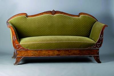 Sofa, wohl Raum Frankfurt, um 1835/40, Nußbaum massiv und furniert, aufgesetzte Schnitzereien, angedeutete Füllhörner, Polsterung und Bezug alt ...