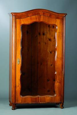 Wäscheschrank, um 1840, Nußbaum, sog. Brezelfüllungen, Glas sek., 1-türig, Kopf geschweift, 4-fach getreppt, Inlets getreppt und geschweift, ...