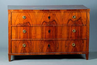 3-schübige Kommode, wohl Baden, um 1835, Wurzelnußfurnier, Korpus Weichholz, Beine u. Beschläge erneuert, Platte m. Schellackfehler , ...