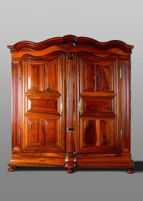 Louis-Seize-Schrank, um 1770, Nussbaum massiv, 2-türig, Front u. Seiten vielfach kassettiert, Lisenen gerieft bzw. gewellt, Inlets doppelt getreppt, ...
