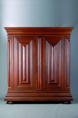Frankfurter Nasenschrank, um 1720, Barock, Eiche massiv, 2-türig, Ecken m. angedeuteten Nasen, Mittelteil kissenartig ausgearbeitet ...