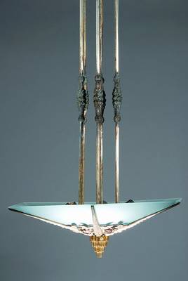 Deckenlampe, Frankreich, um 1930, Montur Weißbronze mit stilisiertem Rosendekor, 6 Brennstellen, 6 dreieckige satinierte Glaseinsätze, Elektr. ...