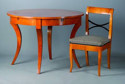 4 Stühle Biedermeier, um 1830, dazu passend ein runder Ausziehtisch im Biedermeierstil, Kirschbaumfurnier, Zierteile geschwärzt, Beine geschweift, ...
