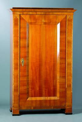 Paar Biedermeierschränke, Österreich/Ungarn um 1840/50, Kirschbaumfurnier, je 1-türig, Inlets einfach getreppt, Lisenen m. feinen Bandintarsien in ...