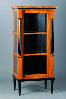 Sammlervitrine, deutsch, unter Verwendung alter Teile um 1830, Korpus Weichholz, Kirschbaumfurnier, Spitzbeine, Vollsäulen, teils schwarz gefasst, ...
