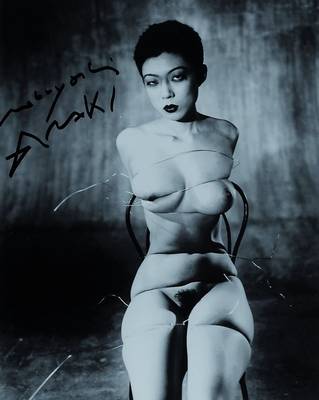Nobuyoshi Araki, geb. 1940 Tokio, s/w Fotografie auf Fujicolor professional, handsigniert, ca. 24x19cm