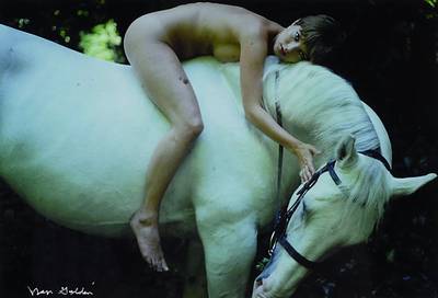Goldin, Nan, geb. 1953, Kate Moss als Lady Godiva, Farbfotografie auf Fujicolor professional, handsigniert, ca. 19x28cm, unter Glas, Rahmen