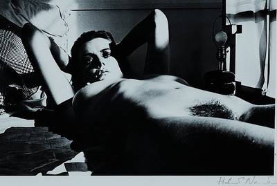 Newton, Helmut, 1920 Berlin - 2004 Los Angeles, weiblicher Akt, s/w Fotografie, handsigniert, ca. 23x35.5cm, Passepartout, unter Glas gerahmt