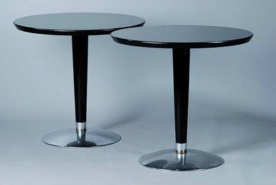 Paar runde Beistelltische, Frankreich, um 1930, schwarz lackiert, schwerer Metallfuß, st. Gebr.-Sp., H. 65 cm, D. 70 cm