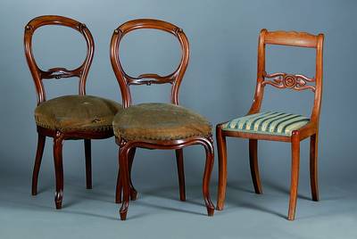 4 Stühle, um 1835/40, allseitig geschweift, Polster und Bezüge besch., sollten erneuert werden, Alterssch., H. 93 cm, Sitzhöhe 50 cm