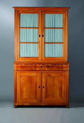 Vitrinenschrank, Biedermeier, um 1830/40, Kirschbaum massiv, Unterteil 2-türig, 1-schübig, Oberteil 2-türig verglast u. versprosst, eine Scheibe ...