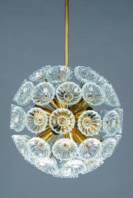 Deckenlampe, deutsch, 60er/70er Jahre, Modell Sputnik, Messing, 12 Brennstellen, zahlreiche Glasapplikationen in Blütenform, H. ca. 70cm, D. ca. 35 ...