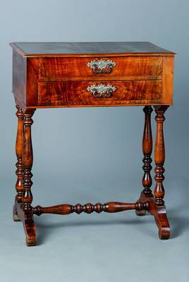 Nähtisch, um 1870/80, Nußbaumfurnier, 2-schübig, reich verzierte Beschläge, st. Gebr.-Sp.,ca. 75x60x42 cm