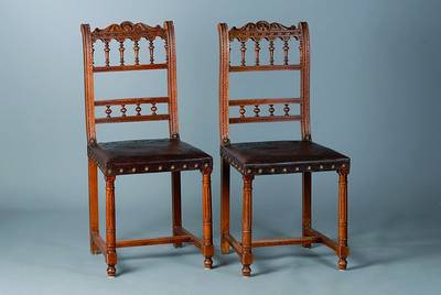 4 Stühle, um 1870, Eiche, geprägter Lederbezug, Zierknöpfe, reich gedrechselt, Gebr.-Sp., ca. 95x41x41 cm, Sh. 48 cm