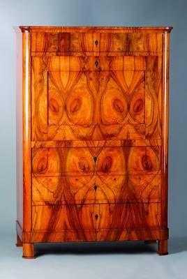 Biedermeier Wäscheschrank/Blenderschrank, um 1830, Nußbaum Sägefurnier, Furnier vielfach gespiegelt verlegt, sehr schönes Furnierbild, 1-türig, ...