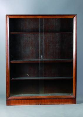 Büchervitrine, deutsch, um 1930, reines Art-Deco, Nußbaum, 2 Glasschiebetüren, sehr praktisches Möbel, st. Gebr.-Sp.