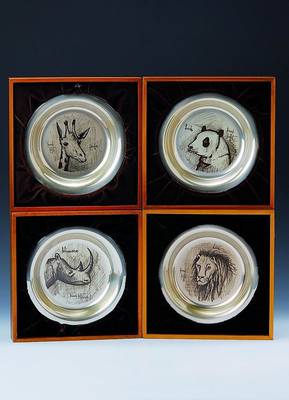 Bernard Buffet, 1928-1999, vier Teller, Sterling Silber, Ed. Le Medaillier Paris, mit radiertem Motiv: 1974 Panda, 1975 Giraffe, 1976 Löwe, 1977 ...