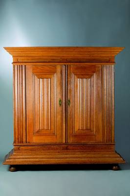 Barockschrank, Schwalm/Hessen, um 1780, Eiche massiv, 2-türig, kräftige Profilierung, weit ausgeladenes Gesims, Kopf vielfach getreppt, Fuß ...