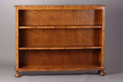 Barockregal, um 1900, unter Verwendung älterer Teile, Nußbaumfurnier, Bandintarsien in Plaumenholz, Gebr.-Sp., ca. 110x140x29 cm