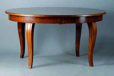 Großer Ausziehtisch, Art-Deko, um 1920, Nußbaumfurnier u. massiv, 4 orig. Einlegebretter, Glasplatte sek., Beine leicht geschweift, Gebr.-Sp., ca. ...