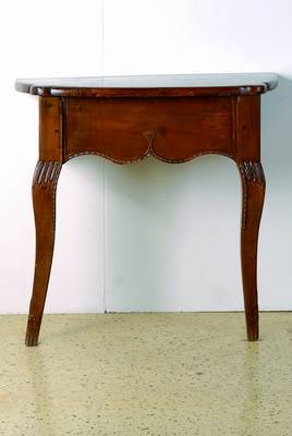 Wandkonsole, um 1770, Obstholz, allseitig geschweift, stärkere Reste alten Wurmbefalls, st. Gebr.-Sp., ca. 75x78x36 cm