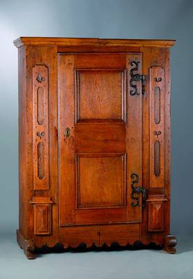 Eintüriger Hochzeitsschrank, Barock, um 1700, Eiche massiv, orig. Kufenfüße, schmiedeeiserne S-Bänderung, sog. Spaltschrank, Lisenen m. ...
