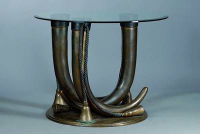 Großer Messingtisch, wohl 80/90er Jahre, Fuß in Form von Stoßzähnen und Kordeln, Glasplatte lose, schwere Qualität, Gebr.-Sp., H. 78 cm, D. 100 ...