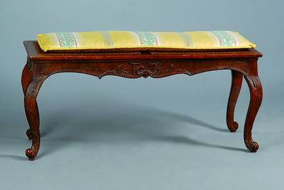 Klavierbank, um 1860/70, Nußbaum, Beine geschweift, Sitzfläche mit Geflecht, Gebr.-Sp., schwundrissig, ca. 46x100x42 cm