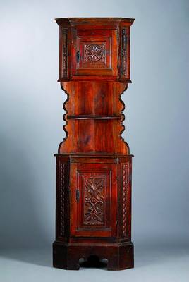Eckschrank, Schweiz, um 1900, Türen älter, Eiche massiv, 2-türig, Inlets reich geschnitzt in Form v. Blüten und Blättern, Zarge geschweift, ...