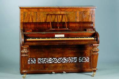 Klavier, John Broadway & Sons, um 1860, Nußbaum/Wurzelnußfurnier, 2-chörig mit Una-Chordaverschiebung, mit Stimmschlüssel, Alterssch, Überholung ...
