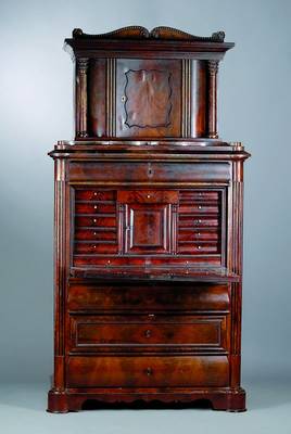 Aufsatzsekretär, Berlin, um 1845, Mahagonifurnier, 4-schübig, Klappe, reiche Inneneinrichtung, Aufsatz 1-türig, Klappe m. Voluten und ...