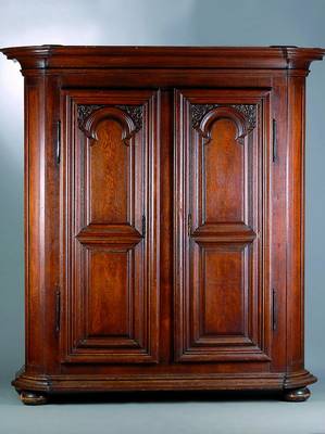 Schrank, Pfalz, um 1760, Eiche massiv, 2-türig, Front und Seiten kassettiert, Inlets vielfach getreppt, sparsame Akanthusblattschnitzerei, ...