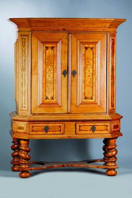 Stollenschrank, um 1720, wohl Frankfurter Raum, Korpus Eiche/Weichholz, 2-türig, 2-schübig, Front und Seiten Eiche massiv, aufgesetzte Zierteile, ...