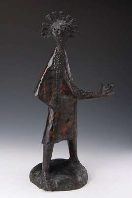 Hubert Teschlade, geb. 1921 Münster, zeitgenössischer Bildhauer und Architekt, Skulptur, Figur mit Umhang, Kupfer, signiert am Sockel, H. 57 cm