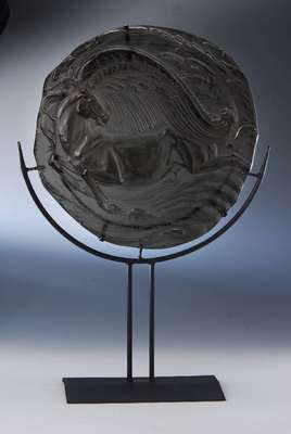 Ernst Fuchs, Rosenthal, Jahresteller/Relief in Glas 1980, rauchfarbenes Glas, lim. Auflage 211/3000, D. ca. 40 cm, dazu angefertigter Eisenständer, ...