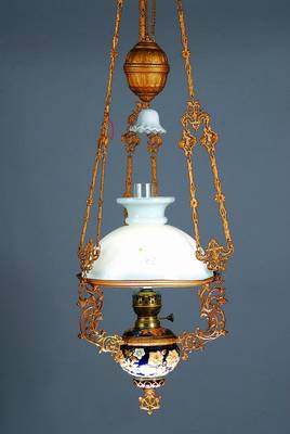 Deckenlampe, Friesland, um 1880, Korpus Majolika mit Blumendekor, Milchglasschirm, Gußgestänge, leicht restauriert, mit Zylinder, Petroleumbetrieb, ...
