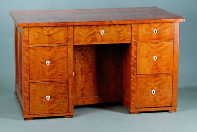 Schreibtisch, deutsch, um 1820/30, Korpus Weichholz, Biedermeier, Ahornfurnier, teils gesp. verlegt, Schlüsselschilder aus Bein, 6 -schübig, ...